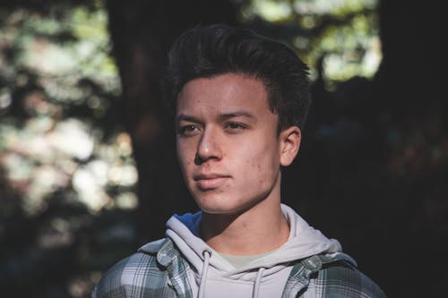 Foto De Primer Plano De Hombre Vestido Con Sudadera Con Capucha Gris