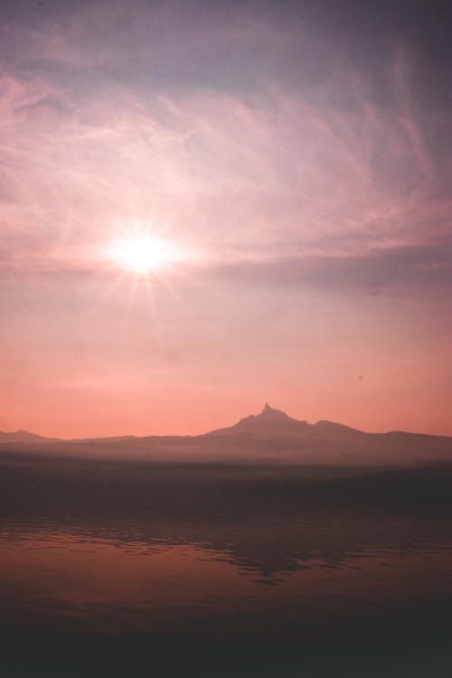 Gratis Pegunungan Di Bawah Langit Merah Muda Foto Stok