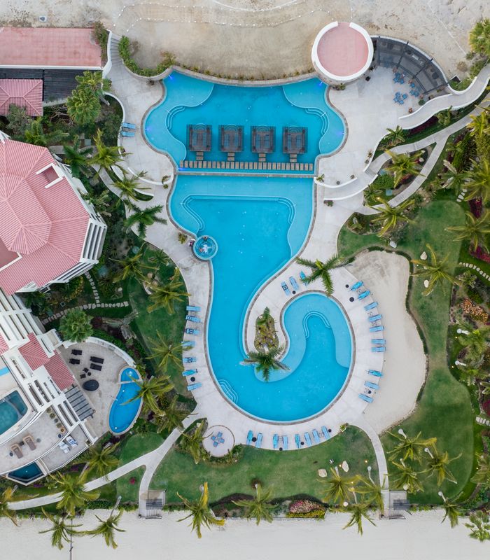Vista aérea de resort com piscinas