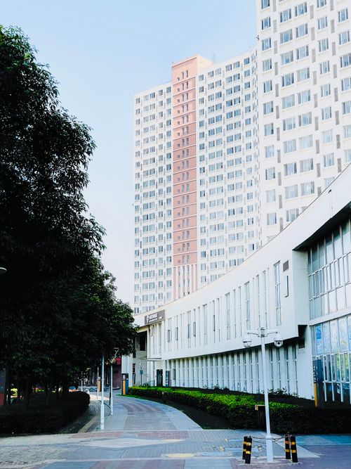 Free High-rise residential buildings and a curved walkway in an urban setting, showcasing modern architecture. Stock Photo