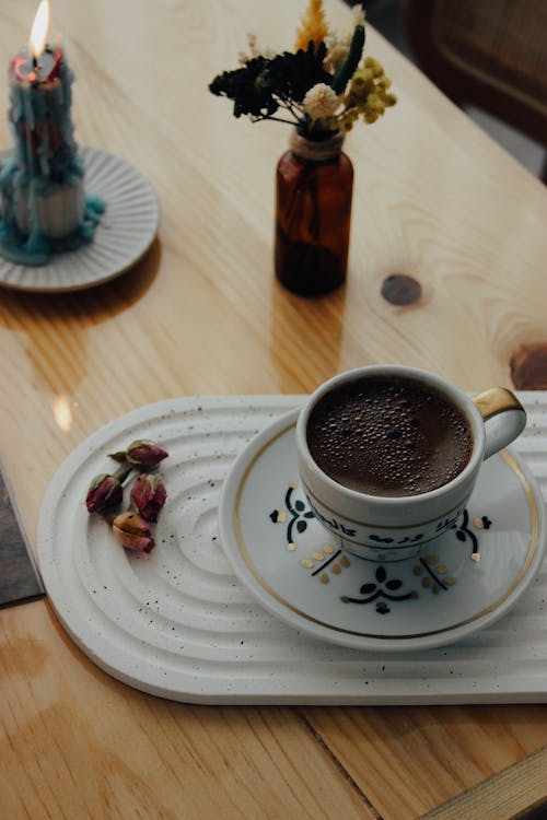 Darmowe zdjęcie z galerii z espresso, filiżanka kawy, kwiaty