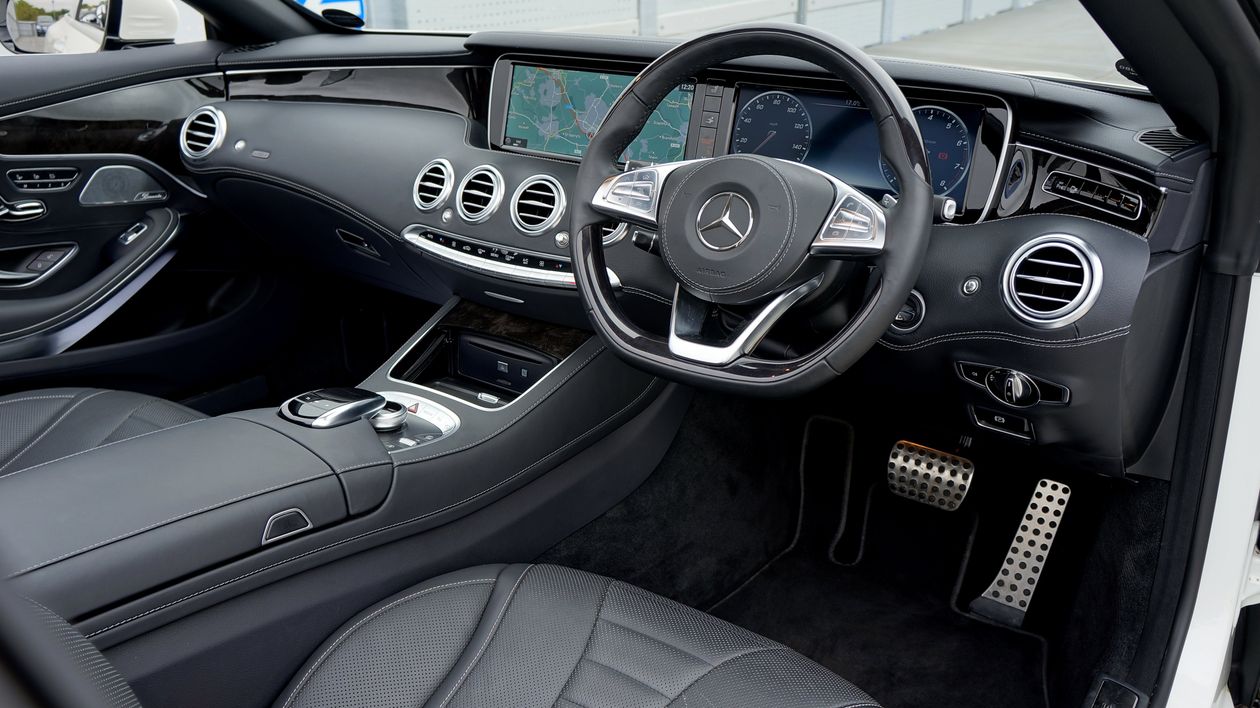 Luxury Interior In Mercedes Benz SL500 Free Stock Photo luxury-interior-in-mercedes-benz-sl500-free-stock-photo
