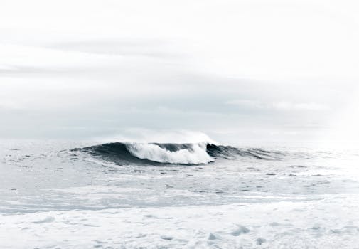 阴沉的天空下，海浪撞击的迷人图像，展示了大自然的力量