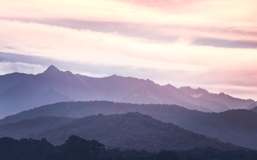 夜明けの間に山の風光明媚なビュー