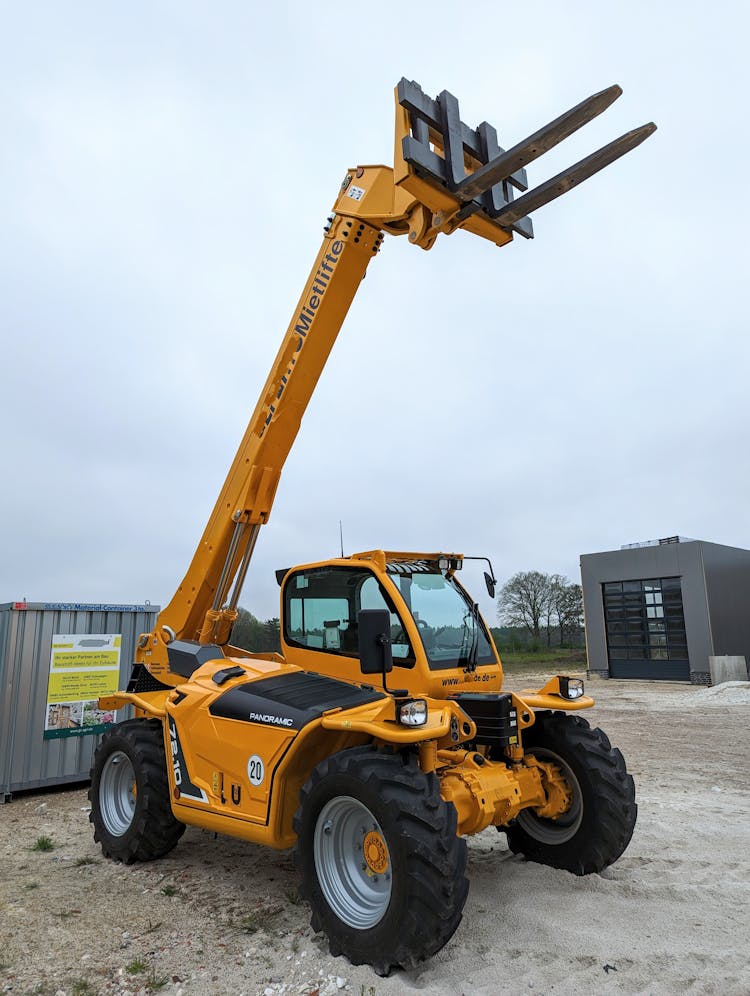 Construction Machine With Lift