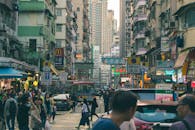 九月的香港，街道繁忙，挤满了人和车