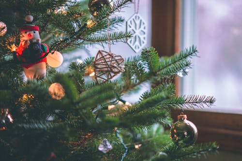 Selectieve Aandacht Fotografie Van Hangende Ornamenten Op Kerstboom
