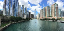 蔚蓝的天空下，芝加哥沿河的天际线令人惊叹