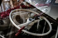 老爷车方向盘特写，带有防盗窃锁