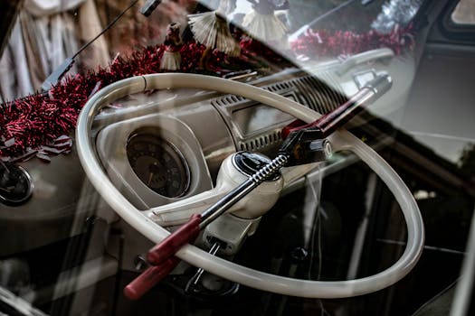 老爷车方向盘特写，带有防盗窃锁