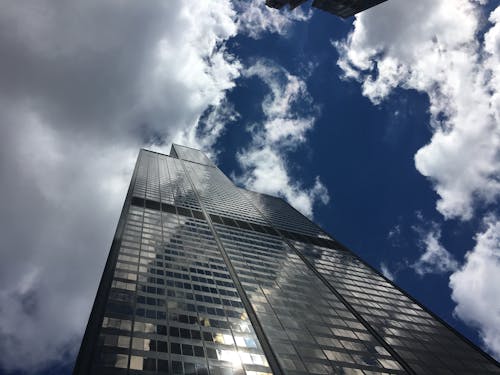 푸른 하늘 아래 건물의 낮은 각도 사진
