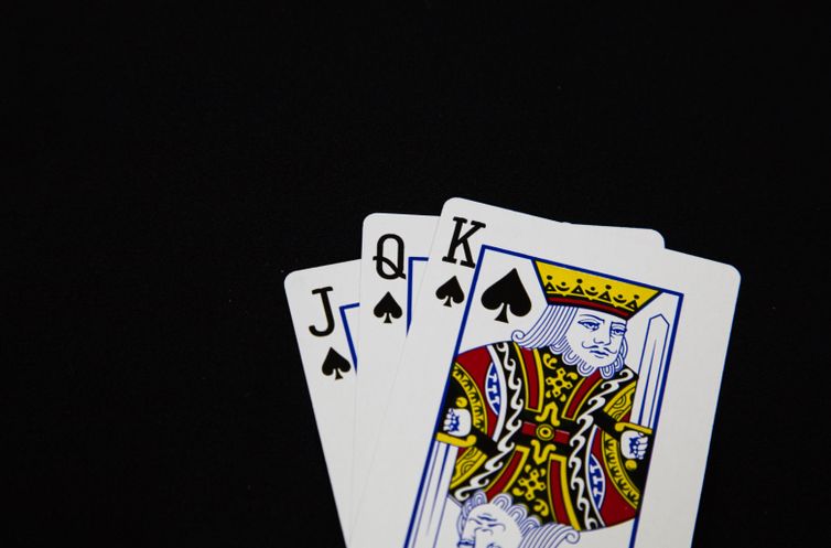 Online Casino: Spielautomaten und Live-Spiele im Überblick