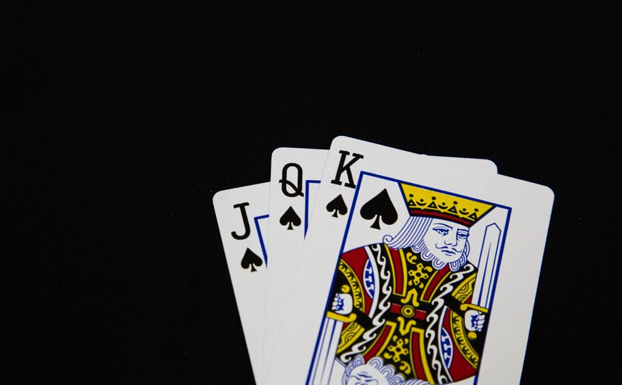 Glücksspieler, die online an Spielautomaten und Wettplattformen teilnehmen
