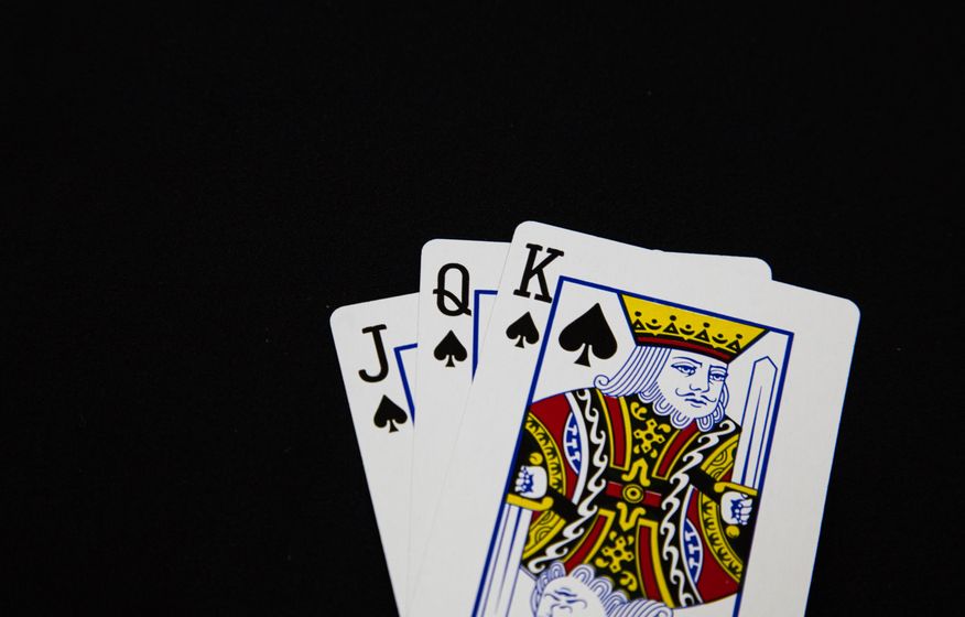 deutsche Glücksspiel-Lizenz auf Dokument mit Schutzhelm Symbol