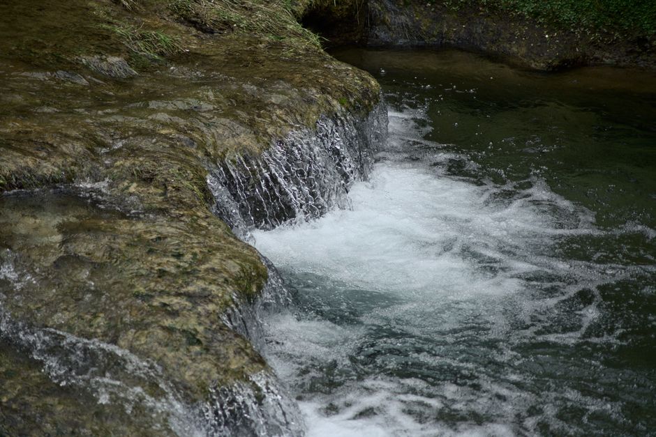 Cascading water representing the avalanche reel feature in Megaways slots