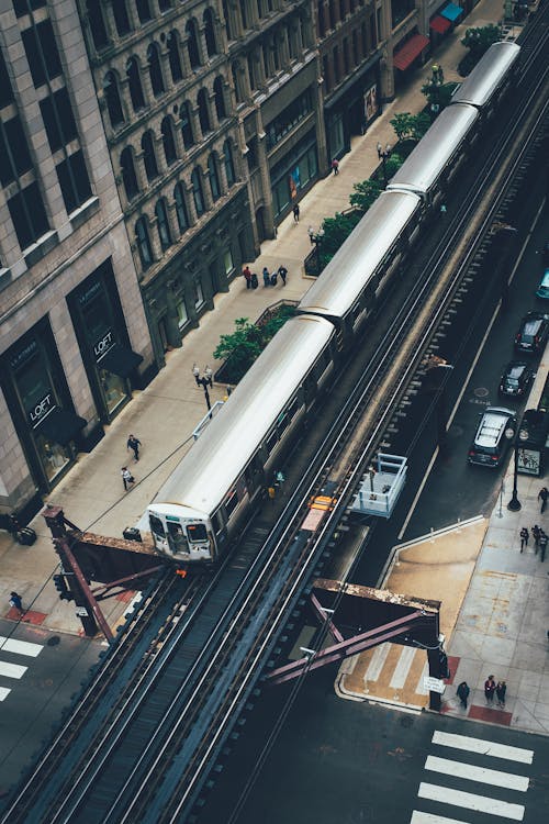 Аэрофотосъемка серого поезда возле здания