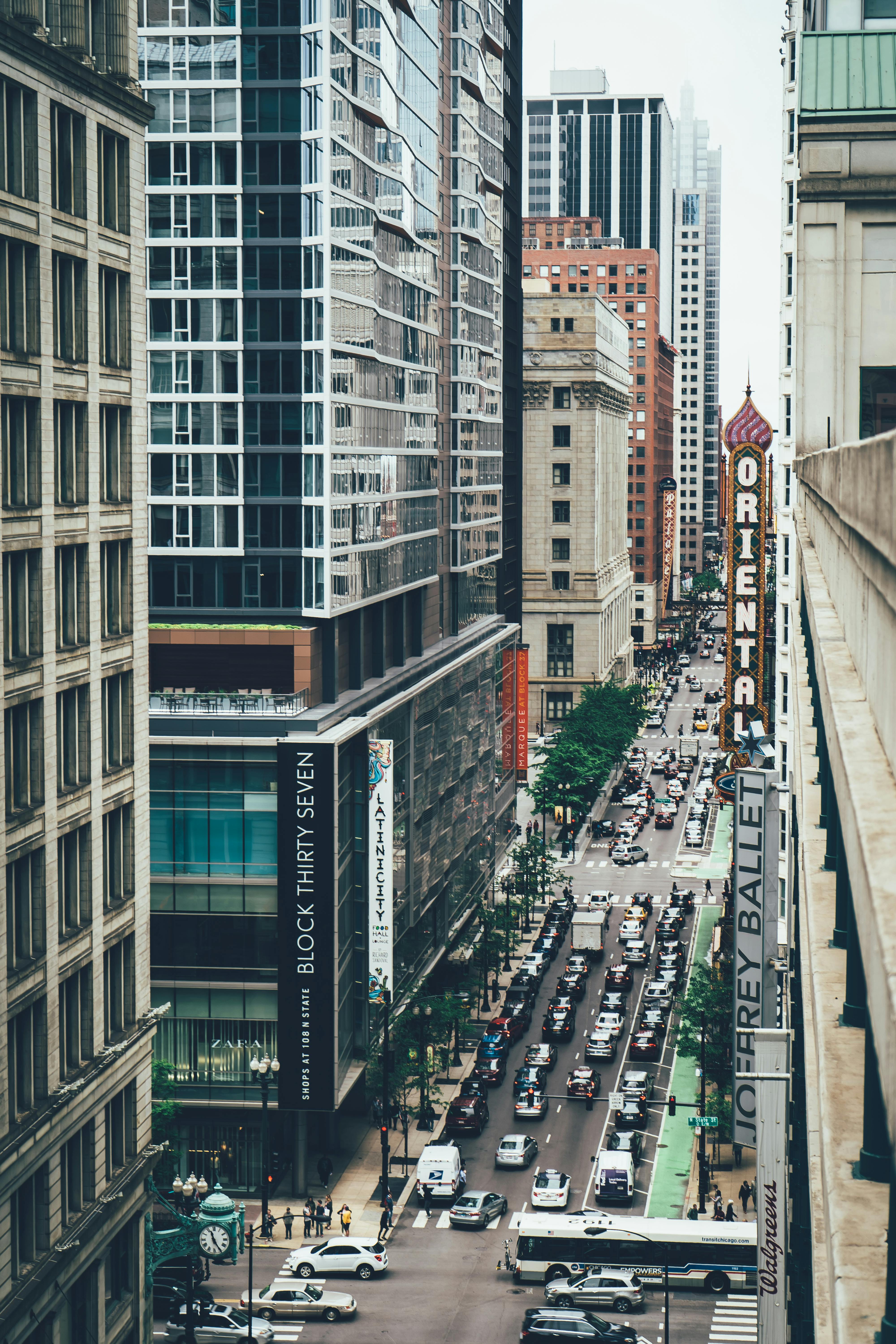 从高处俯瞰，芝加哥的城市景观展现出摩天大楼、繁忙的交通和热闹的街道