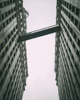 低角度拍摄的现代摩天大楼由天桥连接，构成了一幅未来主义的城市景观