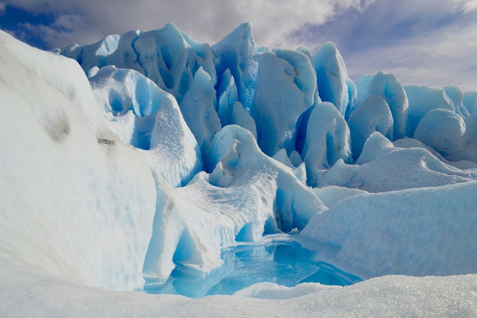 Fotomural Vista cautivadora de impactantes formaciones de hielo en el paisaje glaciar de la Patagonia.