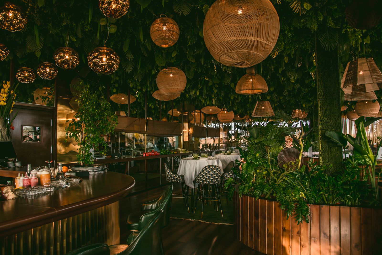 Intérieur de restaurant avec tables dressées, commerce de bouche et restauration