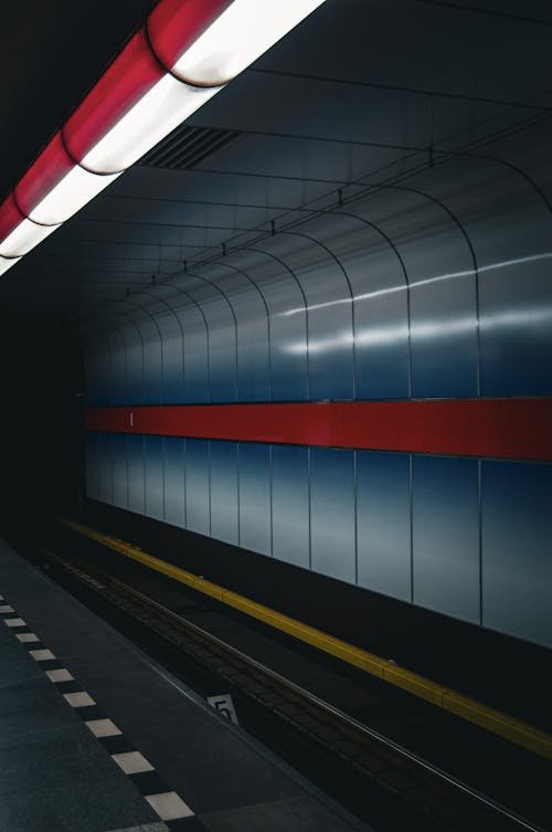 Fotos de stock gratuitas de andén de metro, estación de metro, tiro vertical