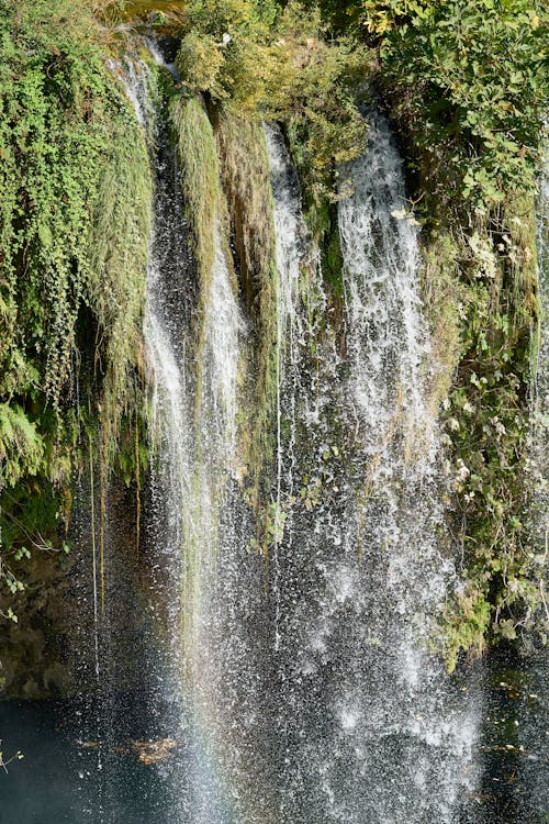 Покадровая съемка текущих водопадов
