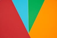 抽象设计色彩缤纷，包含红色、蓝色、绿色和橙色的几何形状