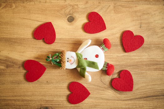 木头上铺着一个欢快的雪人，雪人身上还装饰着红色的毛毡心，非常适合营造舒适的冬季氛围