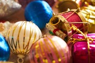 充满活力的圣诞装饰品特写，包括彩球和鼓，非常适合节日装饰