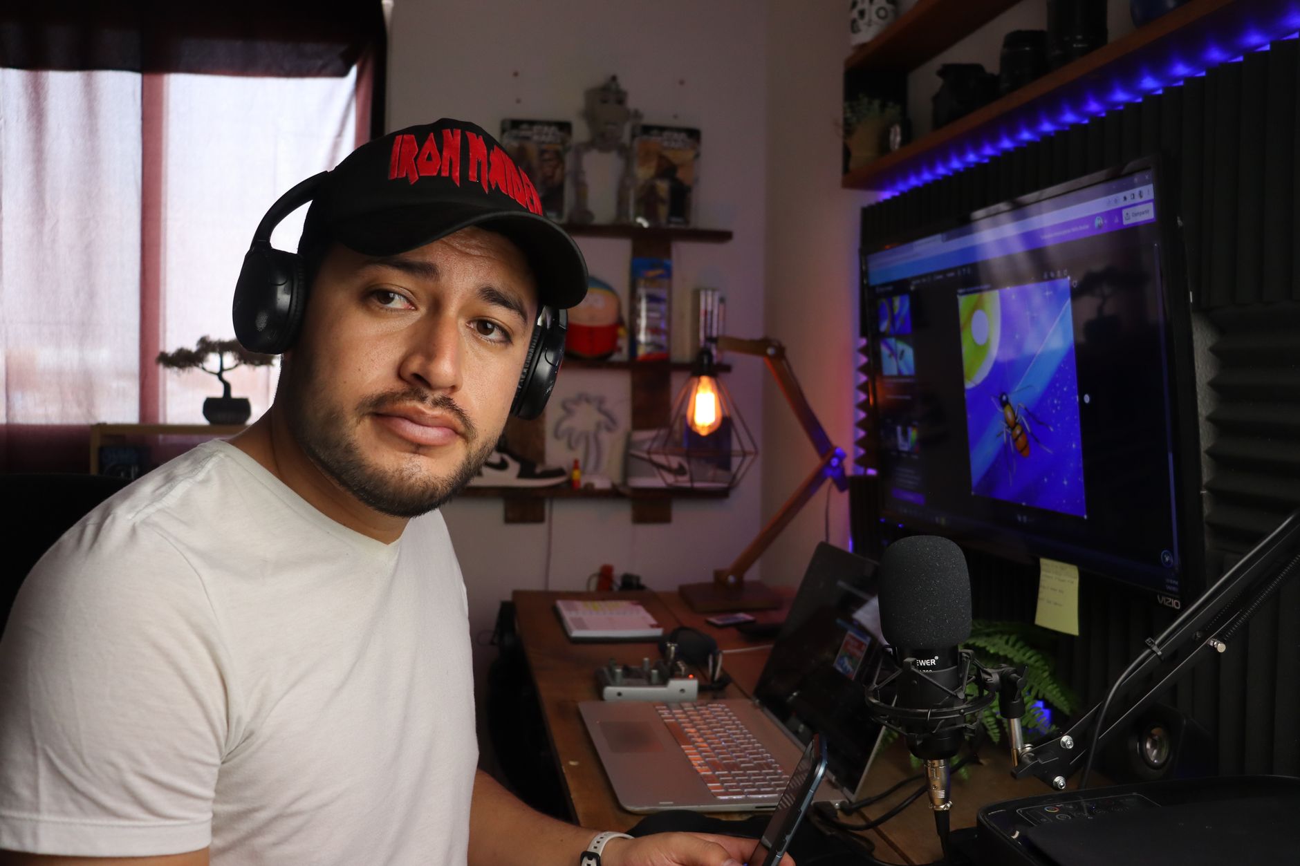 Pessoa comparando geradores de imagem com IA lado a lado em um laptop com imagens geradas na tela
