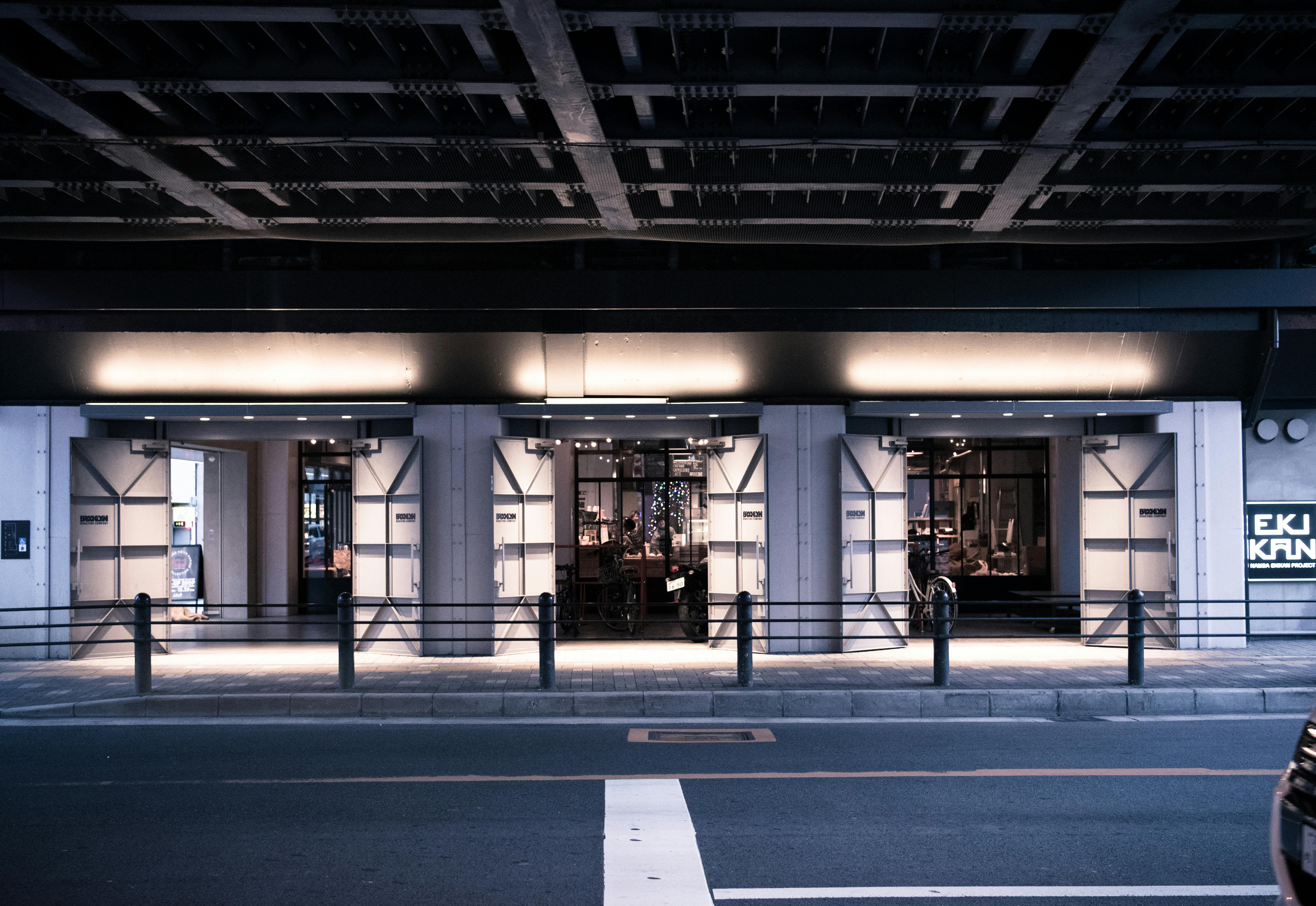 城市街景在夜间显得时尚，建筑立面拥有现代化的灯光