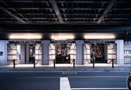 城市街景在夜间显得时尚，建筑立面拥有现代化的灯光