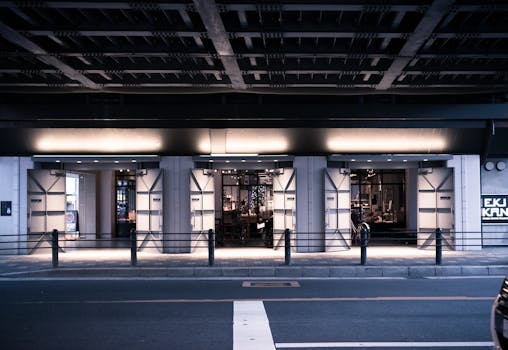 城市街景在夜间显得时尚，建筑立面拥有现代化的灯光