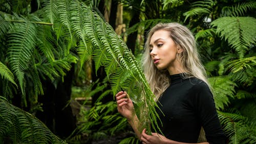 Zdjęcie Girl Holding Fern