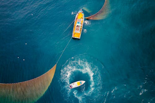 Balık tutmak, balıkçı tekneleri, drone çekimi içeren Ücretsiz stok fotoğraf