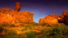 在拱门国家公园，晴朗的天空下探索令人惊叹的砂岩地层