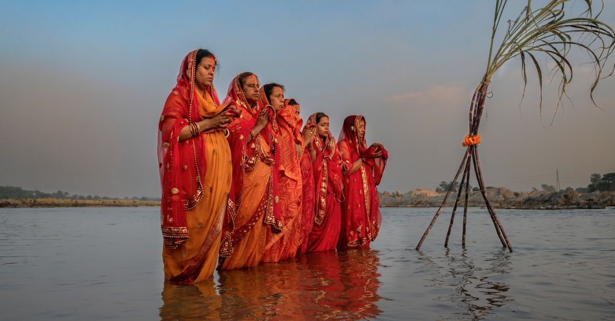 Woman Ritual Women Having Ritual in Ganges · Free Stock Photo