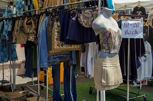 Fotobanka s bezplatnými fotkami na tému blší trh, bundy, denim