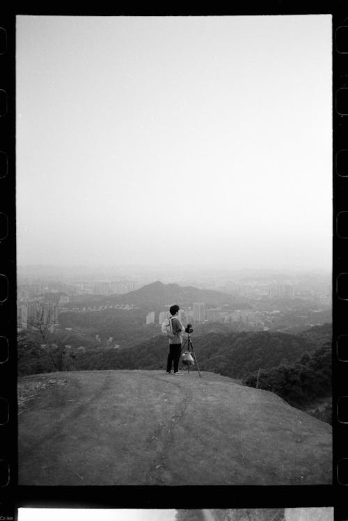 Základová fotografie zdarma na téma batoh, černobílý, kopec