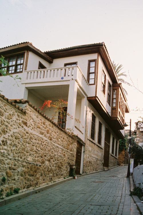 Free Historic urban street with charming architecture and stone walls, perfect for travel inspiration. Stock Photo