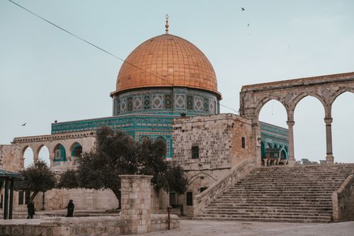 Free The iconic Dome of the Rock in Jerusalem with ancient architecture and vibrant hues. Stock Photo