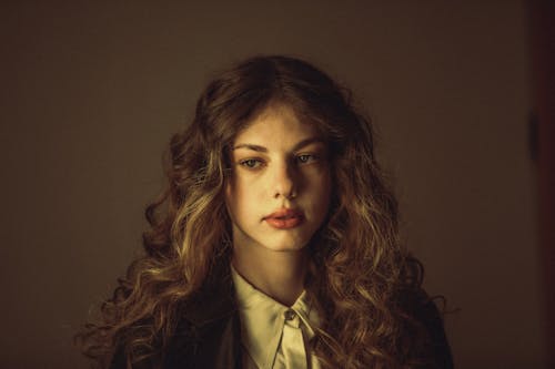Бесплатное стоковое фото с длинные волосы, женщина, каштановые волосы