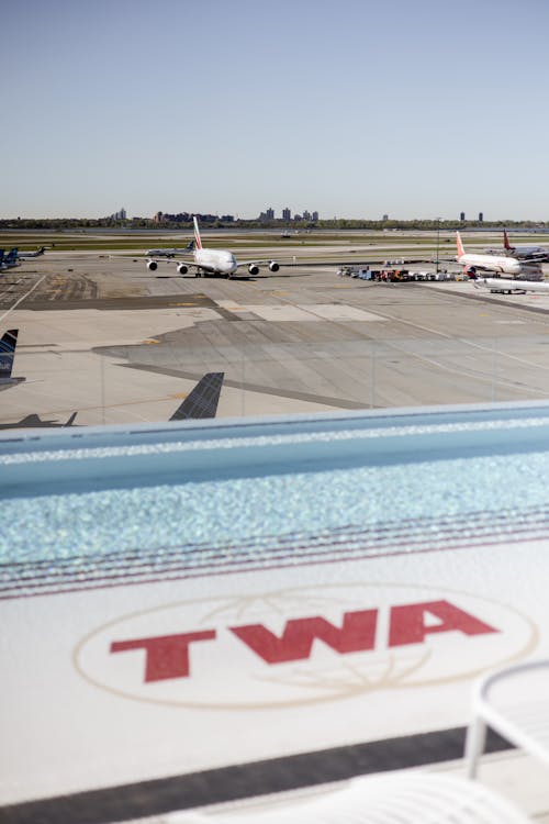 Foto profissional grátis de aeronáutica, aeroporto, alcatrão