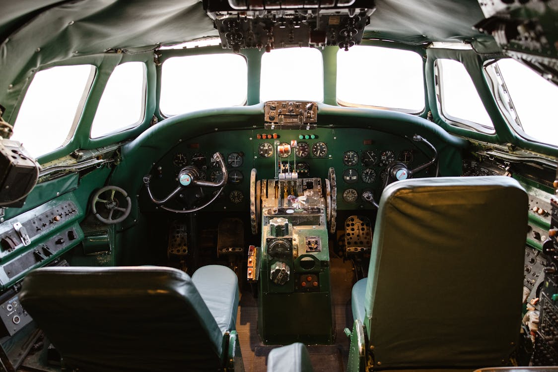 Cockpit of Lockheed L-1649 Starliner Airplane · Free Stock Photo