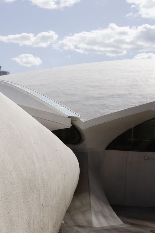 Free Dynamic and elegant building design in New York, capturing sleek curves and a bright sky. Stock Photo