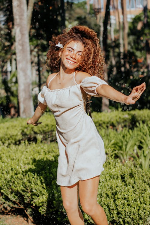 Fotos de stock gratuitas de bailando, cabello rojo, disfrutando