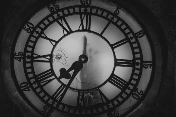 Cracked tower clock face by Fabricio Rivera on Pexels