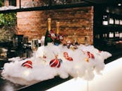 酒吧内布置了优雅的圣诞节展示，配有香槟瓶和节日装饰，洋溢着节日氛围