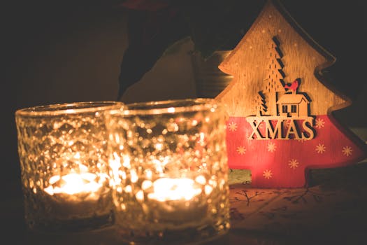 温暖的圣诞场景里，装饰着蜡烛和木制树木