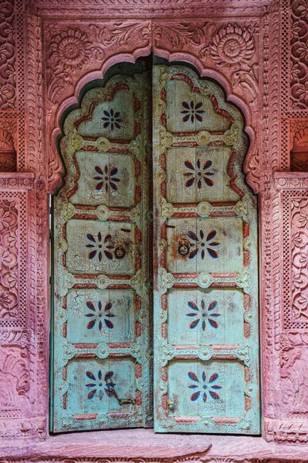 Intricately carved vintage doorway in Jaipur, Rajasthan, India showcasing traditional Indian architecture.